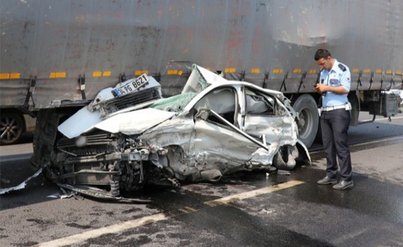 İzmir Çevre Yolu'nda feci kaza: TIR otomobili biçti