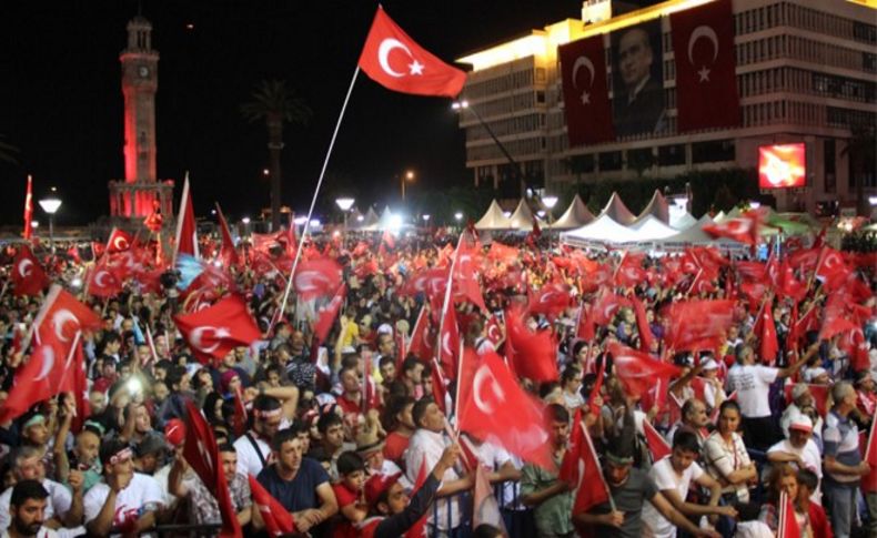 İzmir'de 15 Temmuz Demokrasi ve Milli Birlik Günü coşkusu
