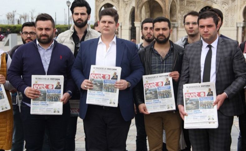 İzmir'de AK Partili gençler Kılıçdaroğlu'na 'evet' gazetesi yolladılar
