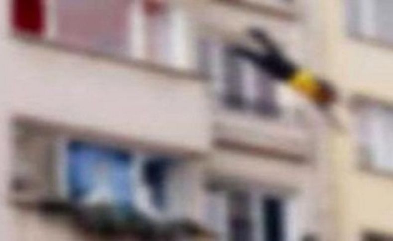 İzmir'de balkondan düşen öğretmen hayatını kaybetti