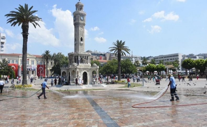 İzmir'de Demokrasi nöbeti temizliği
