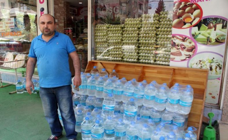 İzmir'de esnaf su krizini fırsata çevirdi