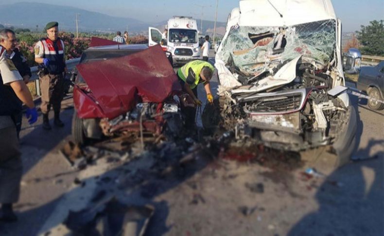 İzmir'de feci kaza: 2 ölü, 10 yaralı