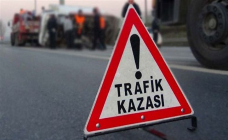İzmir'de hafif ticari aracın çarptığı yaya öldü, 2 yaralı