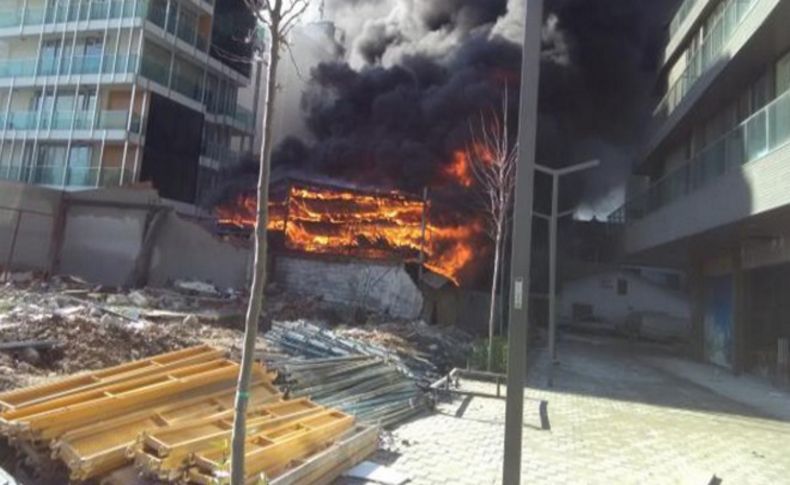 İzmir'de korkutan hurdalık yangını