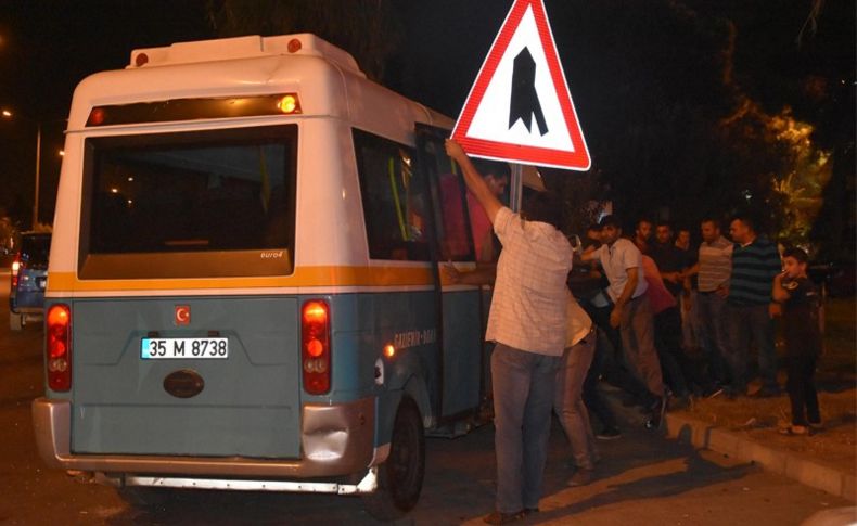 İzmir'de minibüs otomobile ve yayaya çarptı: 3 yaralı