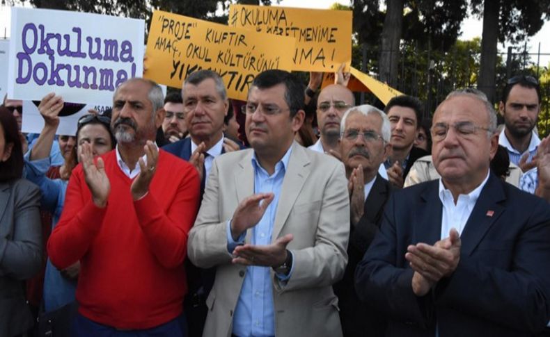 İzmir'de 'Öğretmenime dokunma' eylemi