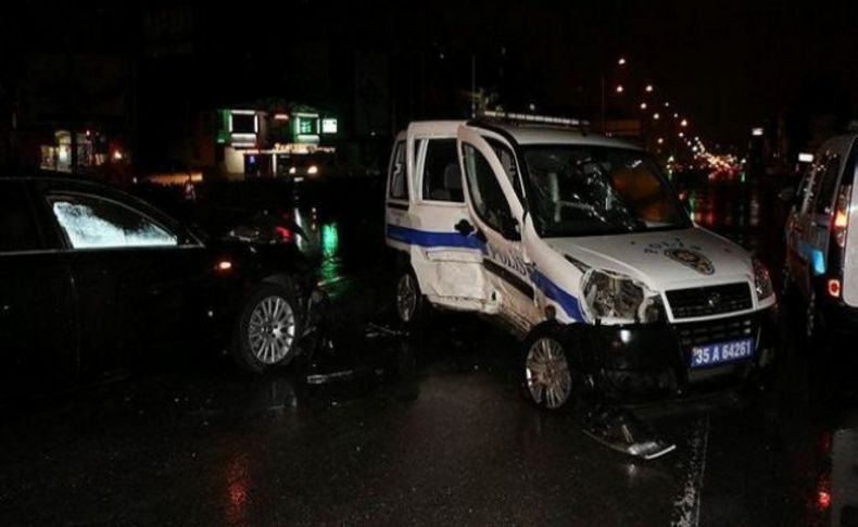 İzmir'de otomobil polis aracına çarptı: 3 yaralı