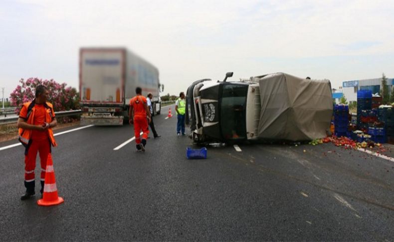 İzmir'de sebze yüklü kamyonet devrildi: 1 yaralı