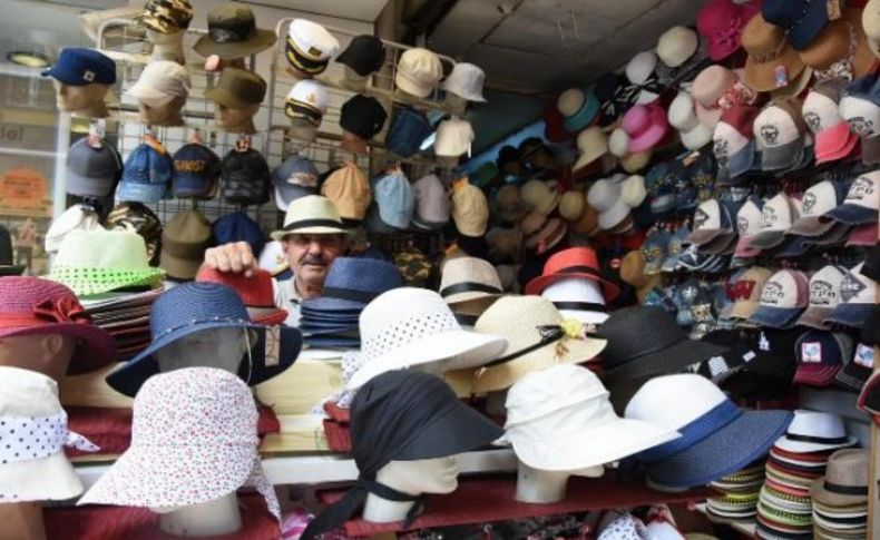 İzmir'de sıcaklar şapka satışlarını arttırdı