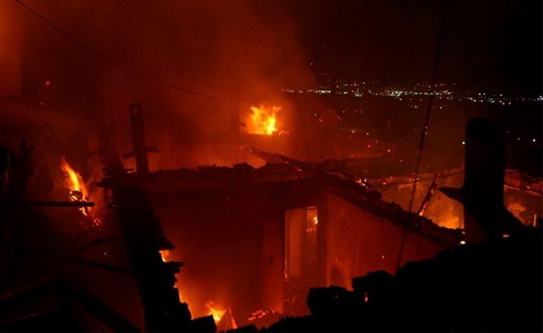 İzmir'de yangın; 3 ev kullanılmaz hale geldi