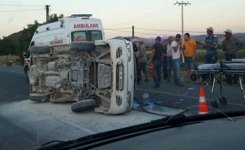 İzmir'deki minibüs otomobille çarpıştı: 5'i çocuk 11 yaralı
