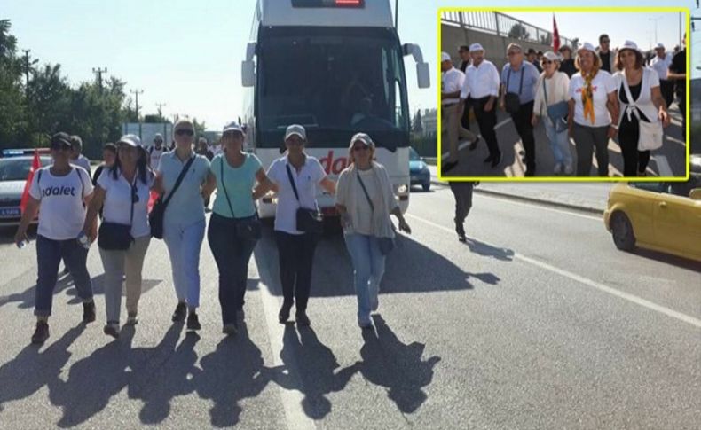 İzmir'den CHP'li kadınlar Lider'le yürüdü