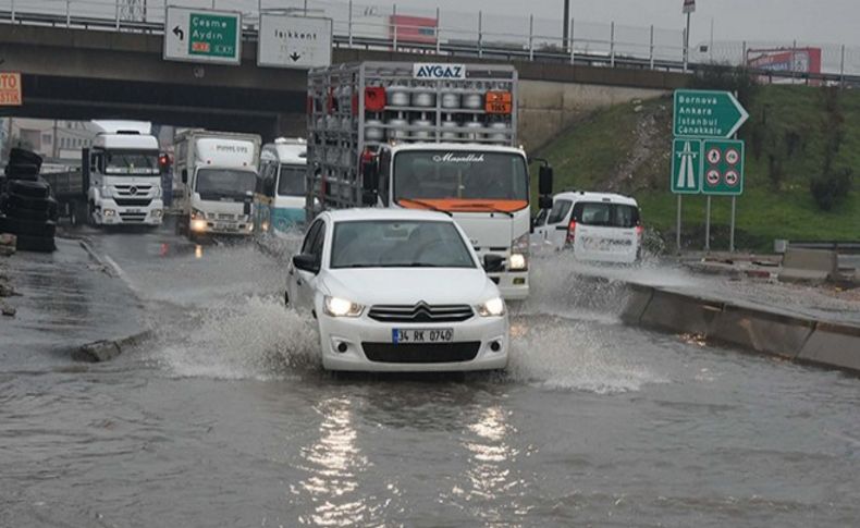 İzmir'i sağanak yağmur vurdu