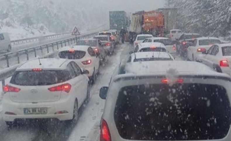 İzmir'in kırsal kesimlerinde bazı yollar kapandı: Kar seferberliği