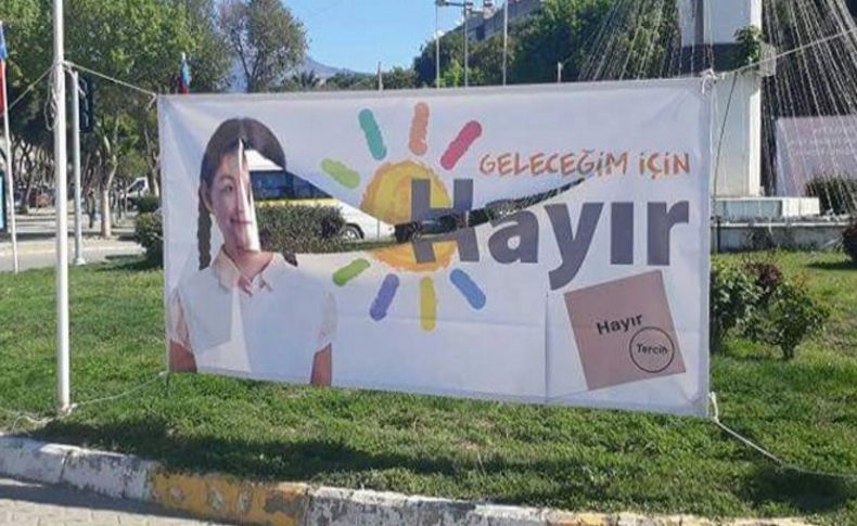 İzmir'in o ilçesinde ‘Hayır’ pankartlarına zarar verildi