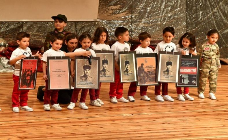 İzmir miniklerden 23 Nisan'a yakışan kutlama