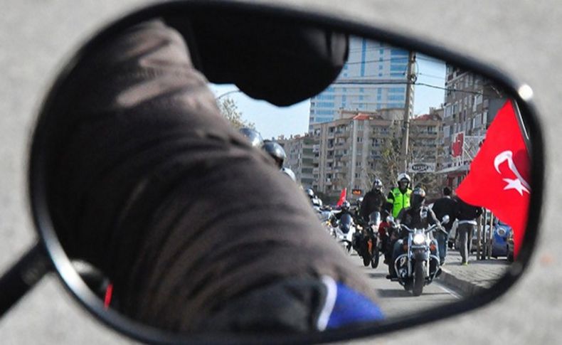 İzmirli motorcular, adliye önünde şehit polis Fethi Sekin'i andı