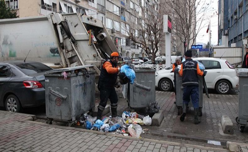 Karabağlar'da grev bitti, çöpler toplanmaya başladı