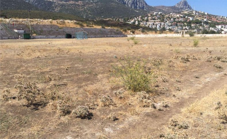Karaburun'un tek futbol sahası bakımsızlıktan harabeye döndü