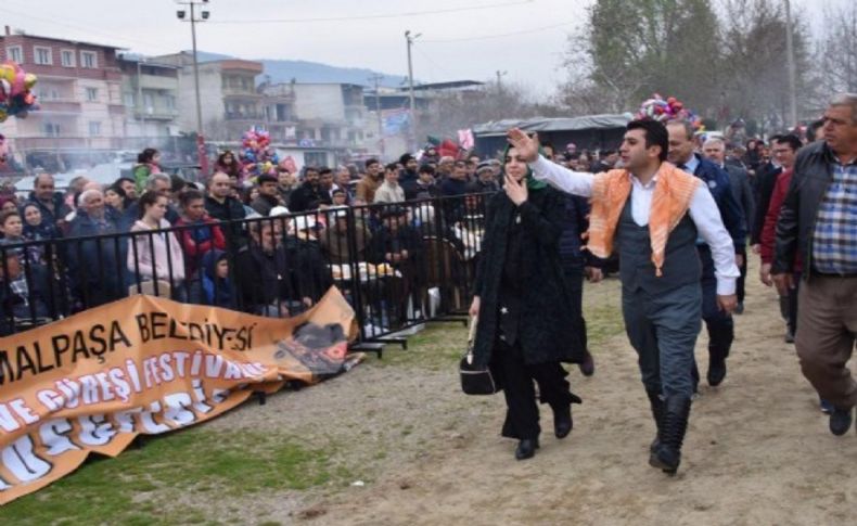 Kemalpaşa'da deve güreşi festivali