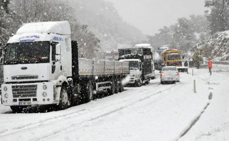 Kar, Kemalpaşa-Torbalı yolunu trafiğe kapattı