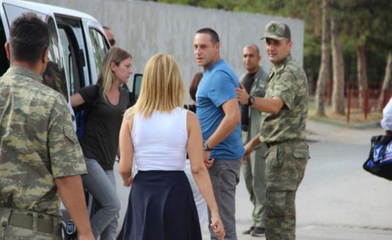 Kerem Kılıçdaroğlu'nu askere nişanlısı uğurladı