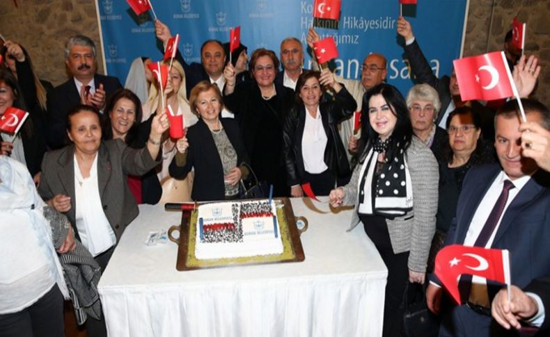 İzmir Marşı eşliğinde 3'üncü yıl kutlaması