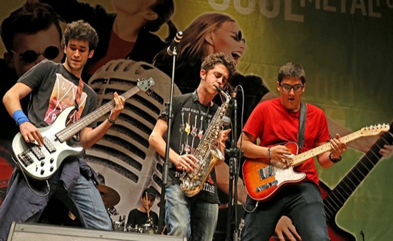 Liseli müzisyenler Karşıyaka’da yarışıyor
