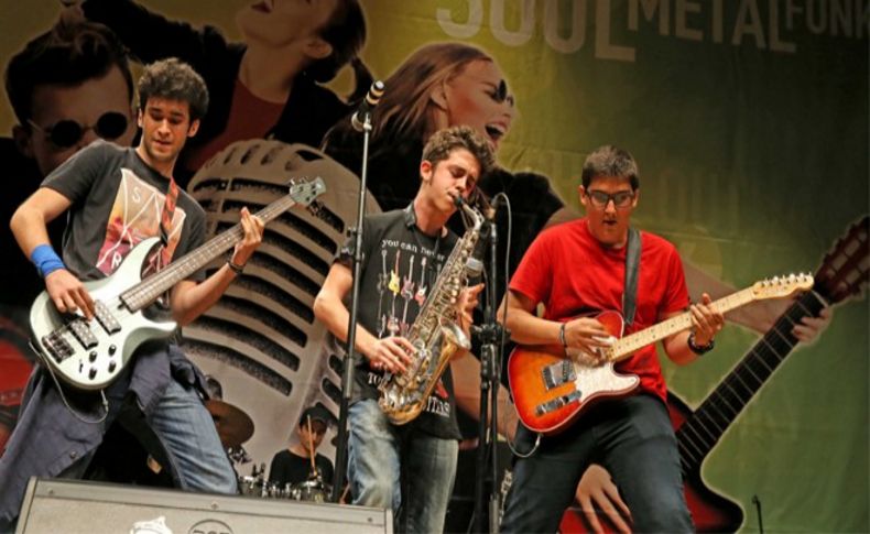 Liseli müzisyenler Karşıyaka’da yarışıyor