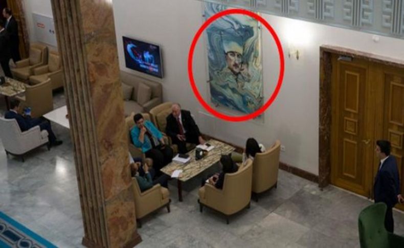 Meclis'e kalpaklı Atatürk resmi asıldı