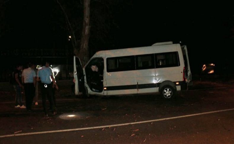 Minibüs ağaca çarptı: 4 yaralı