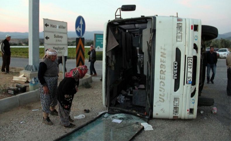 Minibüs kamyonla çarpıştı: 31 yaralı