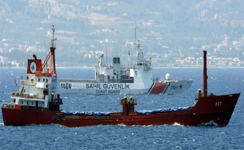 O gemiye üç Türk sahil güvenlik botu eşlik etti