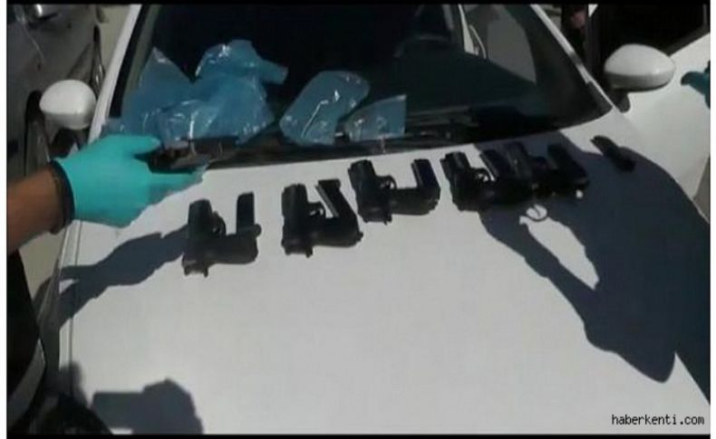 Otomobildeki 8 tabancaya 2 tutuklama