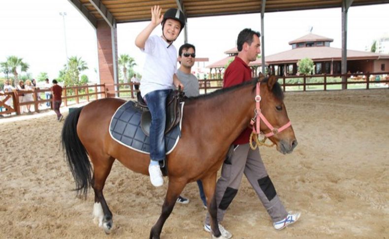 Özel çocuklara atla terapi