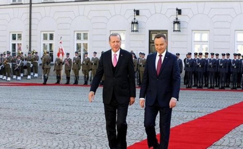 Polonya'ya giden Erdoğan'a bandodan sürpriz