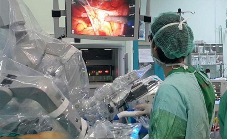 Robotik ameliyatı 100 doktor canlı izledi