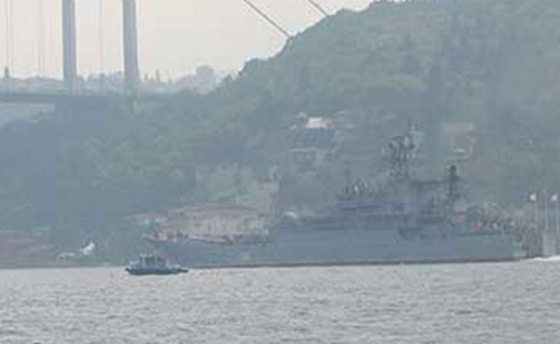 Rus savaş gemisi Boğaz'dan geçti