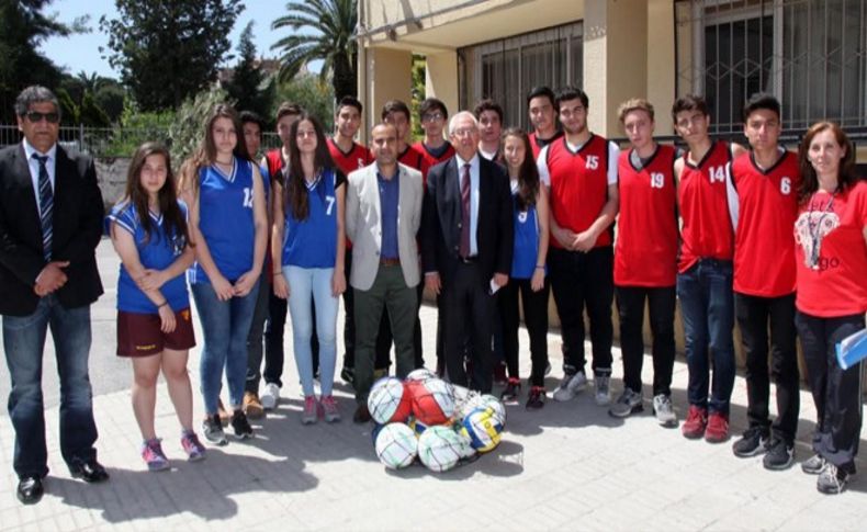 Karabağlar’da 85 okula spor malzemesi desteği