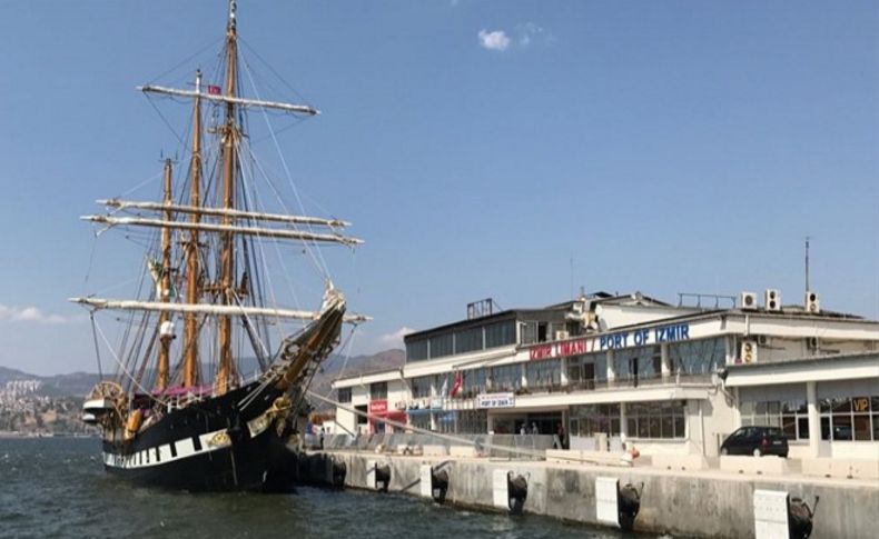 Tarihi İtalyan gemisi İzmir’de