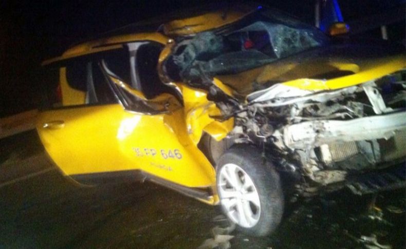 Ticari taksi TIR'a çarptı: 1'i ağır 2 yaralı