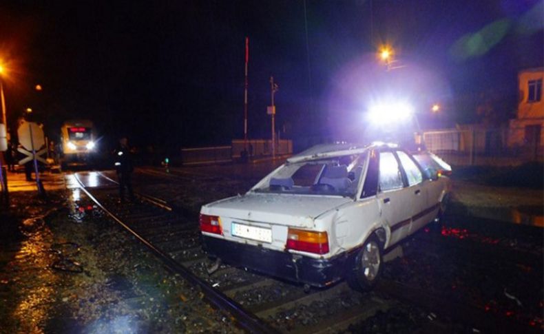 İzmir'de tren otomobile çarptı: 1 yaralı