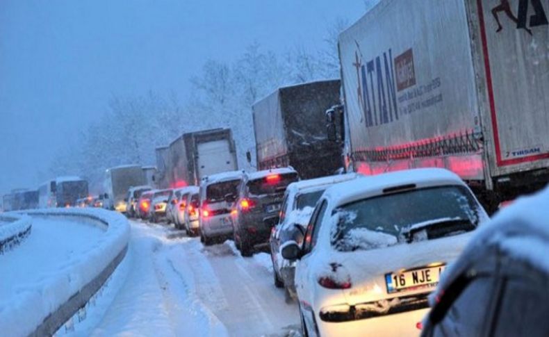 Yaklaşık 13 saatlik krizin ardından Bursa-İzmir yolu trafiğe açıldı.