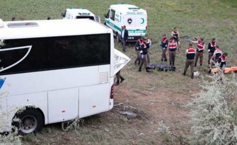 Yolcu otobüsü devrildi: 8 ölü, 34 yaralı