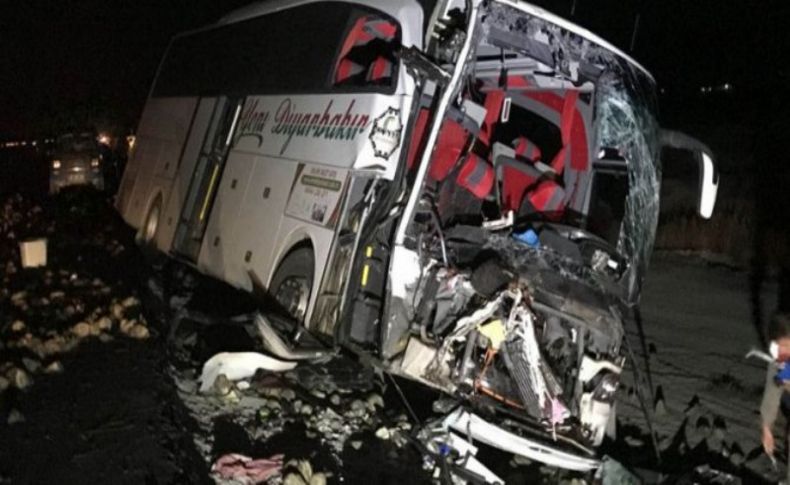 Yolcu otobüsü, kamyona çarptı: Ölü ve yaralılar var!