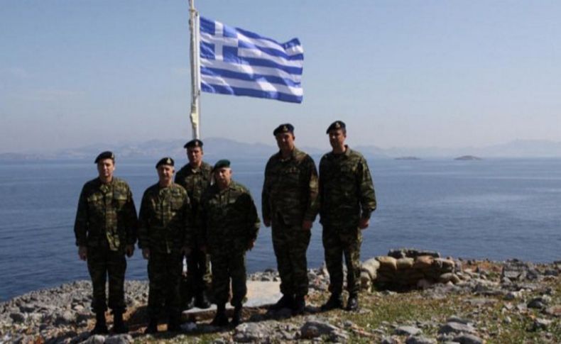 Yunan komutandan Kardak manzaralı hatıra fotoğrafı