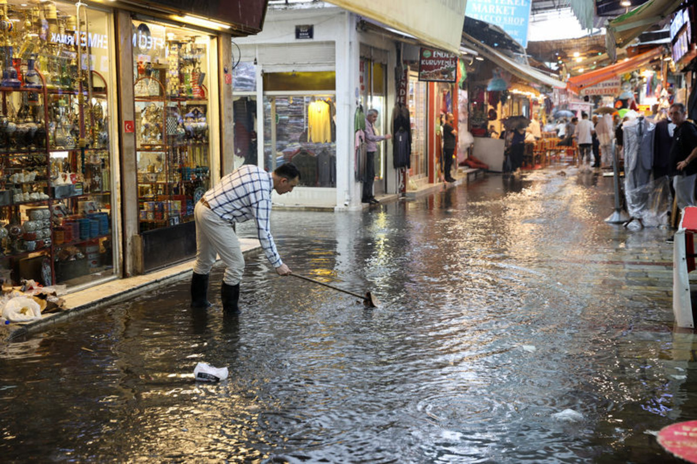 Her yağmurda olduğu gibi İzmir'i yine sağanak vurdu