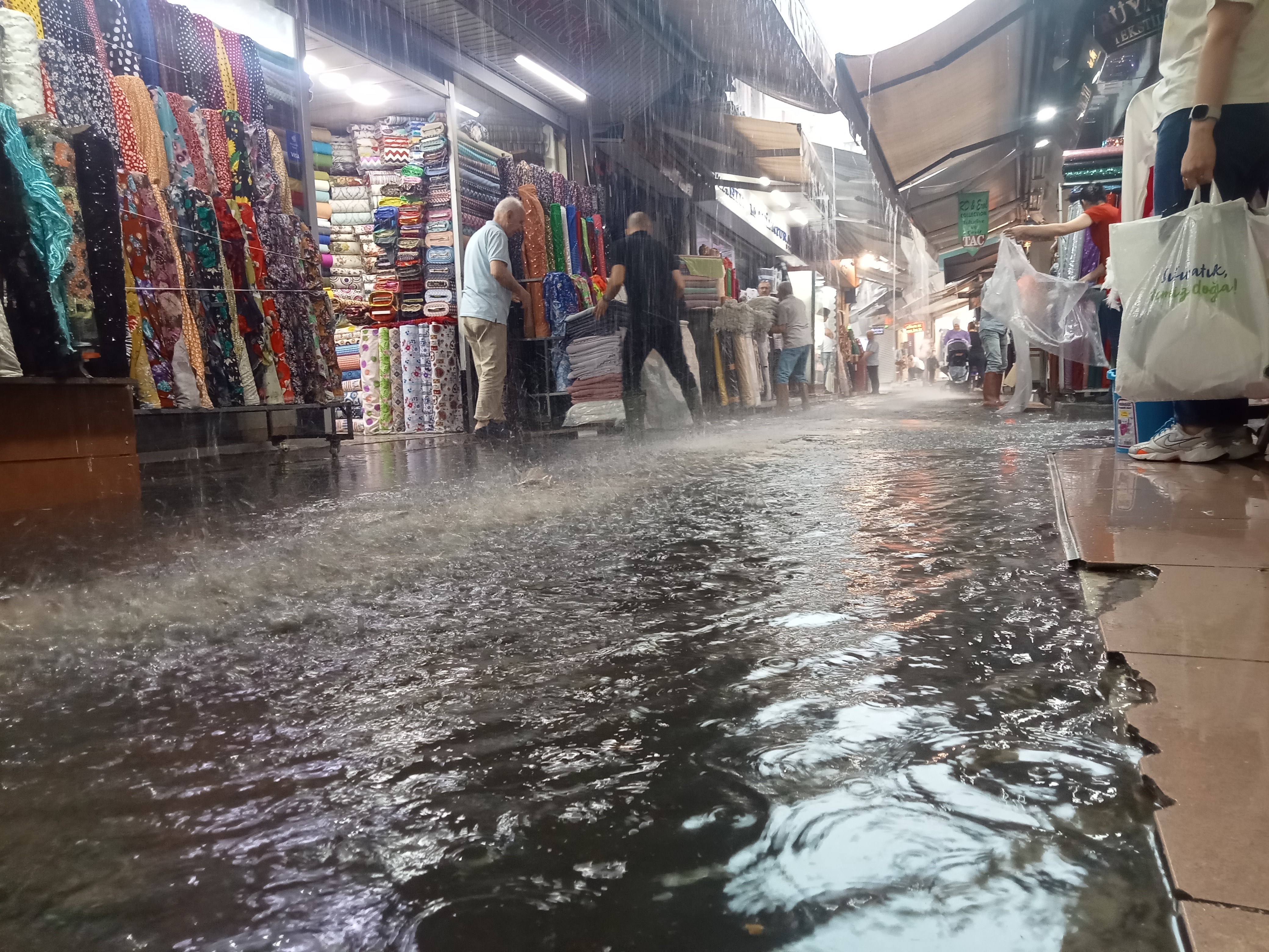 Her yağmurda olduğu gibi İzmir'i yine sağanak vurdu