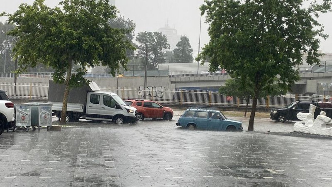 Her yağmurda olduğu gibi İzmir'i yine sağanak vurdu